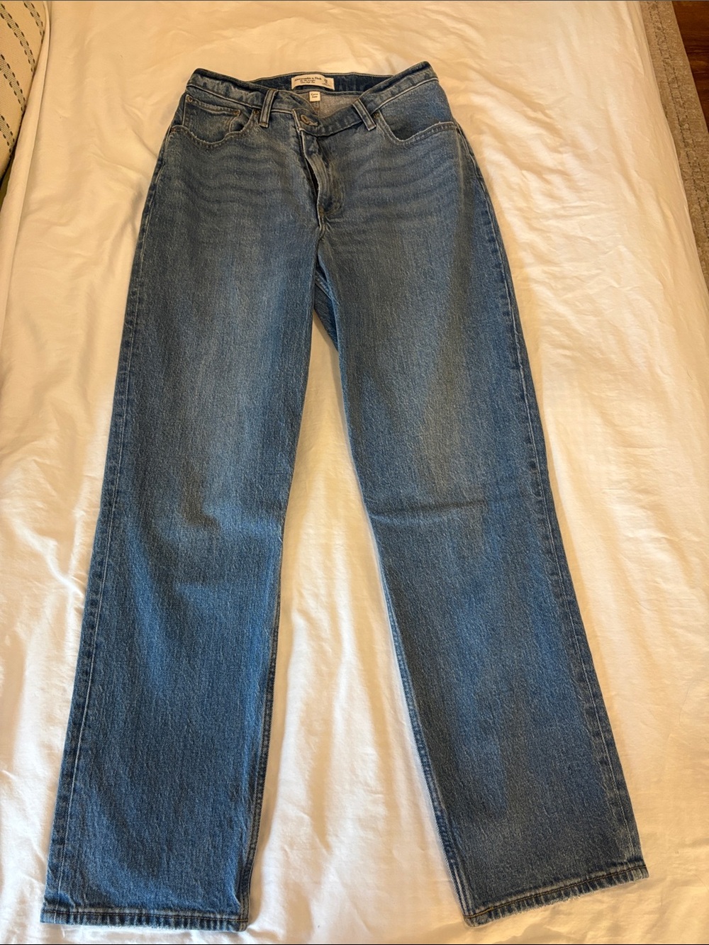 A&F Curve Love 90s Ultra High Rise Straight Jeans, crisscross waist, 29R